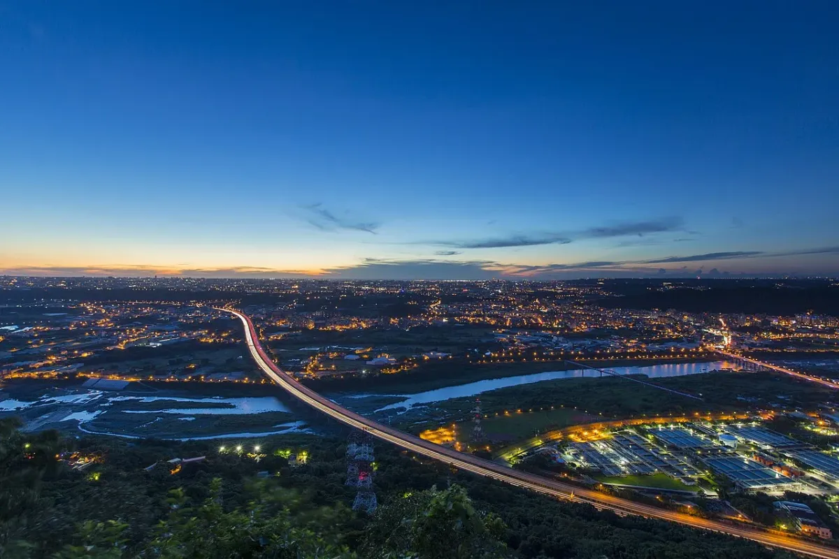 從三峽鳶山俯瞰大台北河谷與市區
